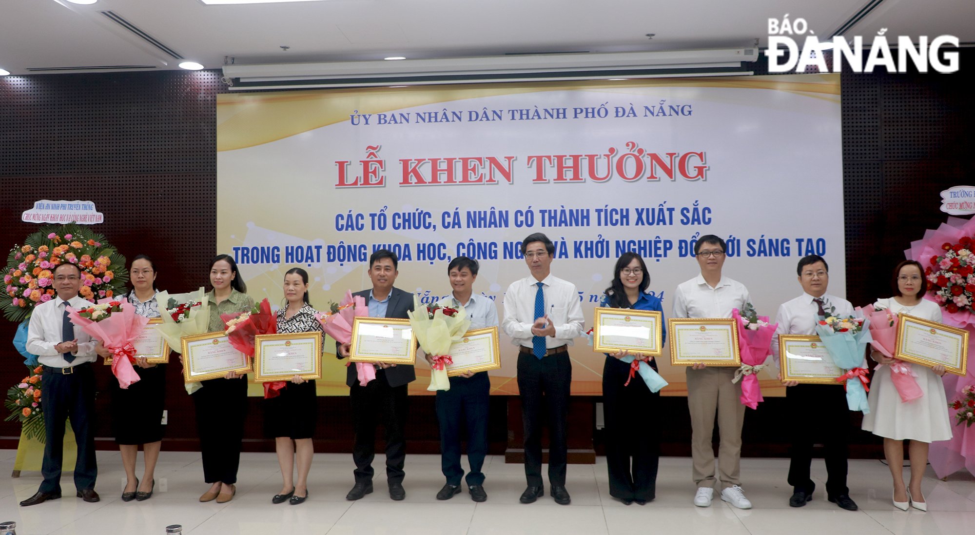 Dịp này, UBND thành phố khen thưởng cho 9 tập thể và 9 cá nhân có thành tích xuất sắc trong hoạt động khởi nghiệp đổi mới sáng tạo năm 2023. Ảnh: VĂN HOÀNG