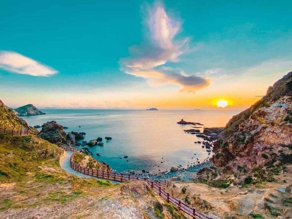 En el camino hacia la conquista de Eo Gio, los visitantes disfrutarán del majestuoso paisaje natural y de las encantadoras montañas y ríos.