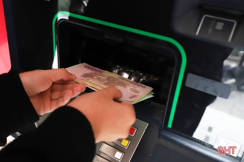 Ngân hàng Hà Tĩnh chủ động tiếp quỹ ATM, phục vụ khách hàng dịp tết