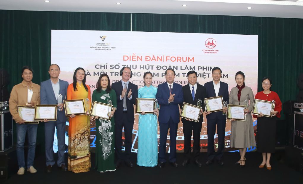 Le représentant du Département de la Culture et des Sports de Quang Ninh (en ao dai turquoise, debout au milieu) a reçu le trophée et le certificat de la 2e place au classement PAI.