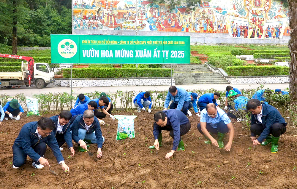 Launching flower planting campaign to celebrate the Spring of At Ty 2025 at Hung Temple historical relic site