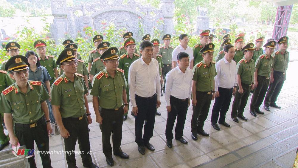 Thượng tướng Lương Tam Quang và đoàn đại biểu Bộ Công an, cùng lãnh đạo tỉnh Nghệ An về dâng hoa, dâng hương tại Khu Di tích lịch sử Quốc gia Truông Bồn, xã Mỹ Sơn, huyện Đô Lương. 