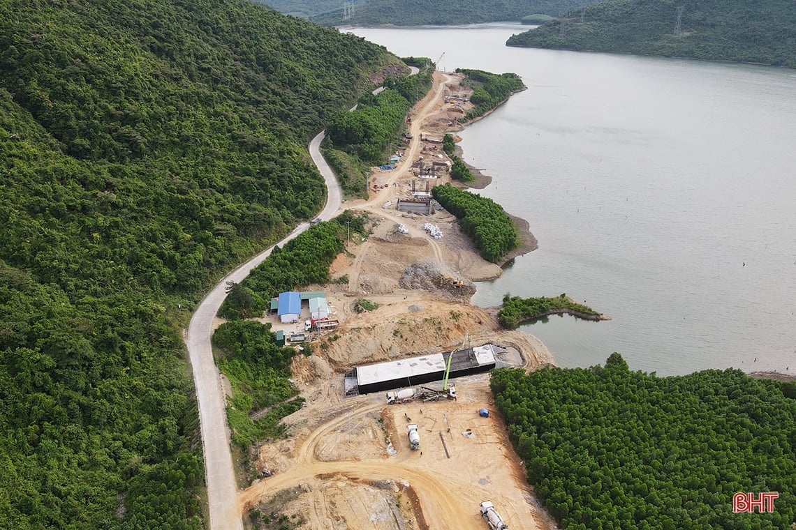 Le chantier de construction de l'autoroute Nord-Sud à Ha Tinh est très animé pendant les vacances du 2 septembre