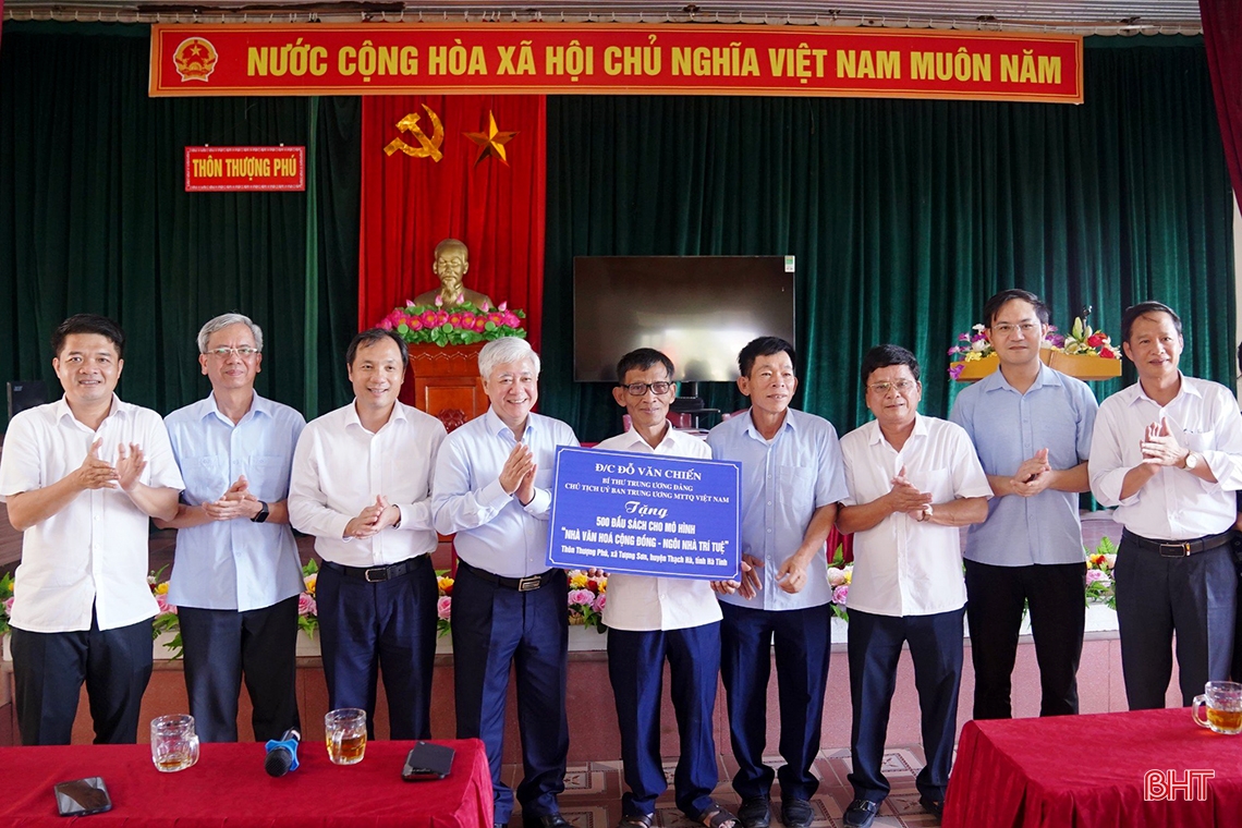 Chairman of the Central Committee of the Vietnam Fatherland Front visited and presented gifts to the elderly in Ha Tinh