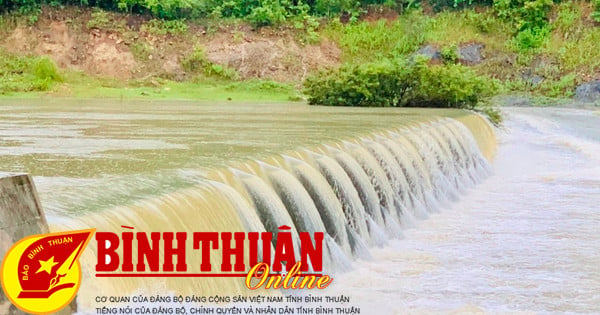 Flood discharge from Phan Dung lake on the afternoon of August 4