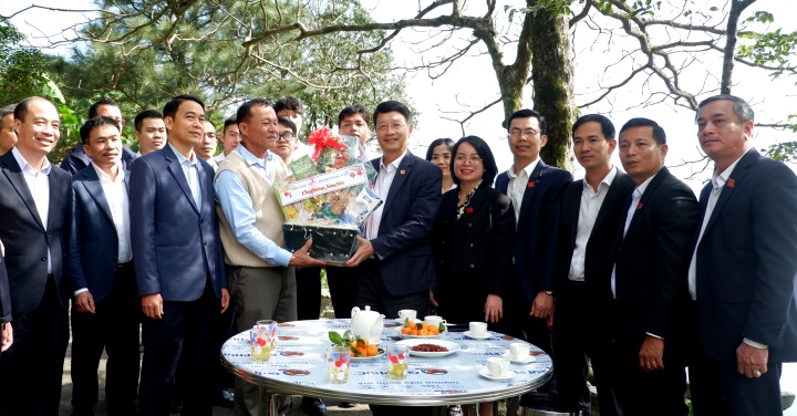 Chairman of the City People's Council Ngo Xuan Thang visited and wished Happy New Year to maritime units