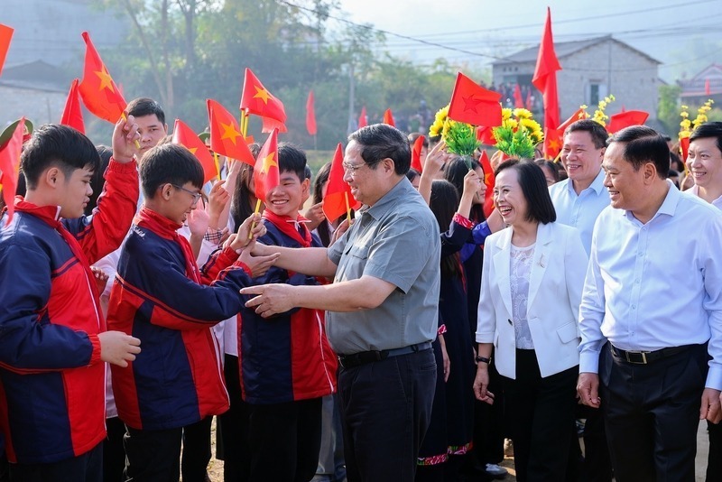 Đông đảo bà con các dân tộc và các cháu thiếu nhi trên địa bàn khu dân cư nhiệt liệt chào đón Thủ tướng và các đại biểu. Ảnh: VGP/Nhật Bắc