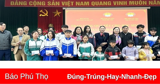 Giving gifts to disadvantaged students in Phu Tho town and Phu Ninh district