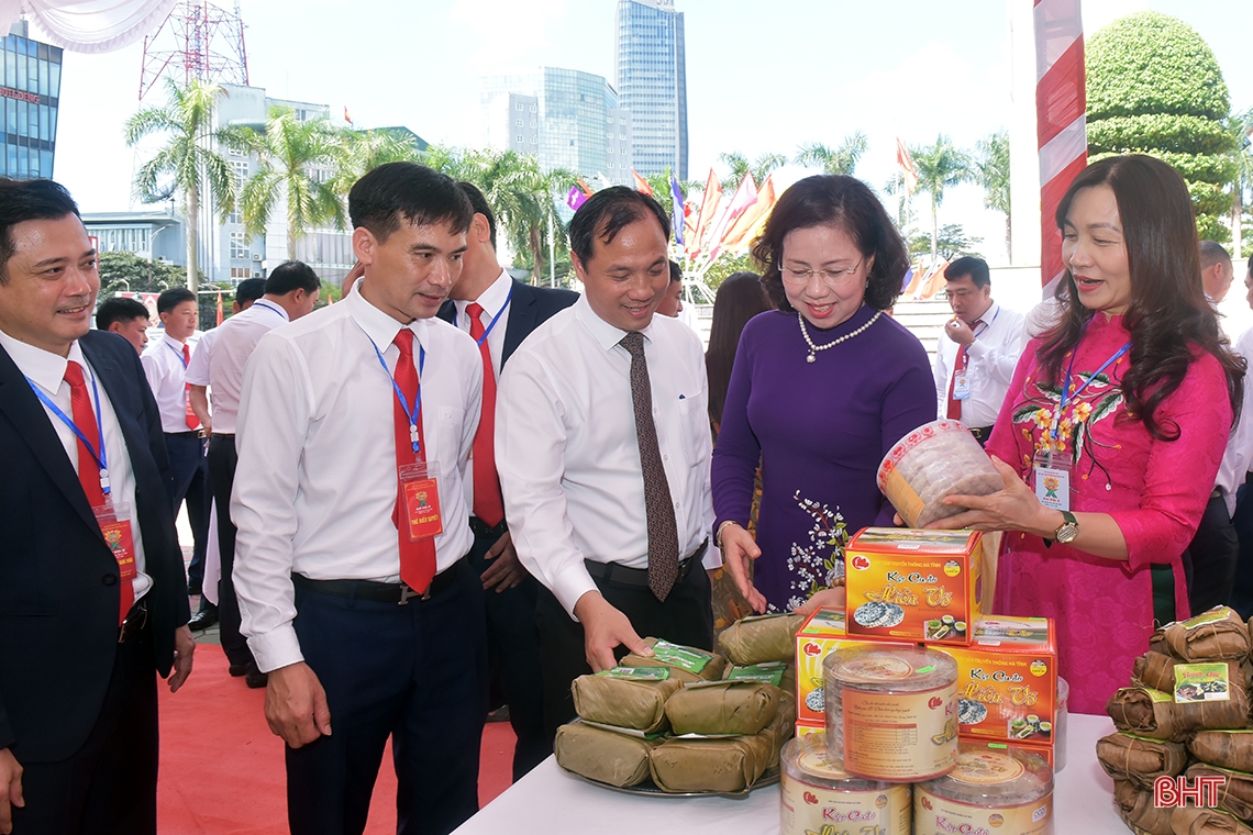 บูธจัดแสดงผลิตภัณฑ์ทางการเกษตรที่น่าประทับใจในงานประชุมสมาคมเกษตรกรห่าติ๋ญ