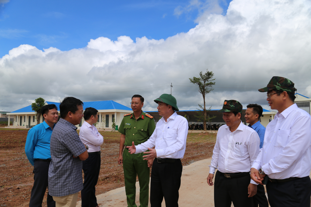 ប្រធានគណៈកម្មាធិការប្រជាជនខេត្ត Pham Ngoc Nghi បានចុះពិនិត្យសកម្មភាពគម្រោងចិញ្ចឹមសត្វនៅស្រុក Ea Sup។