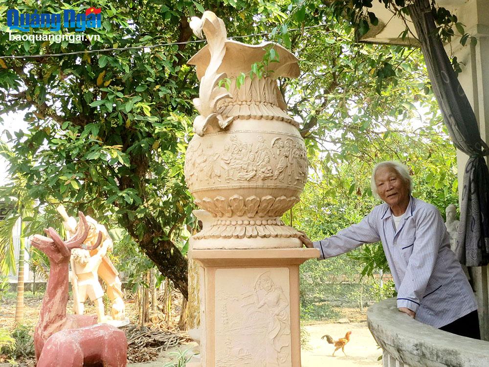 Ông Võ Duy Chúc trong vườn nhà.
