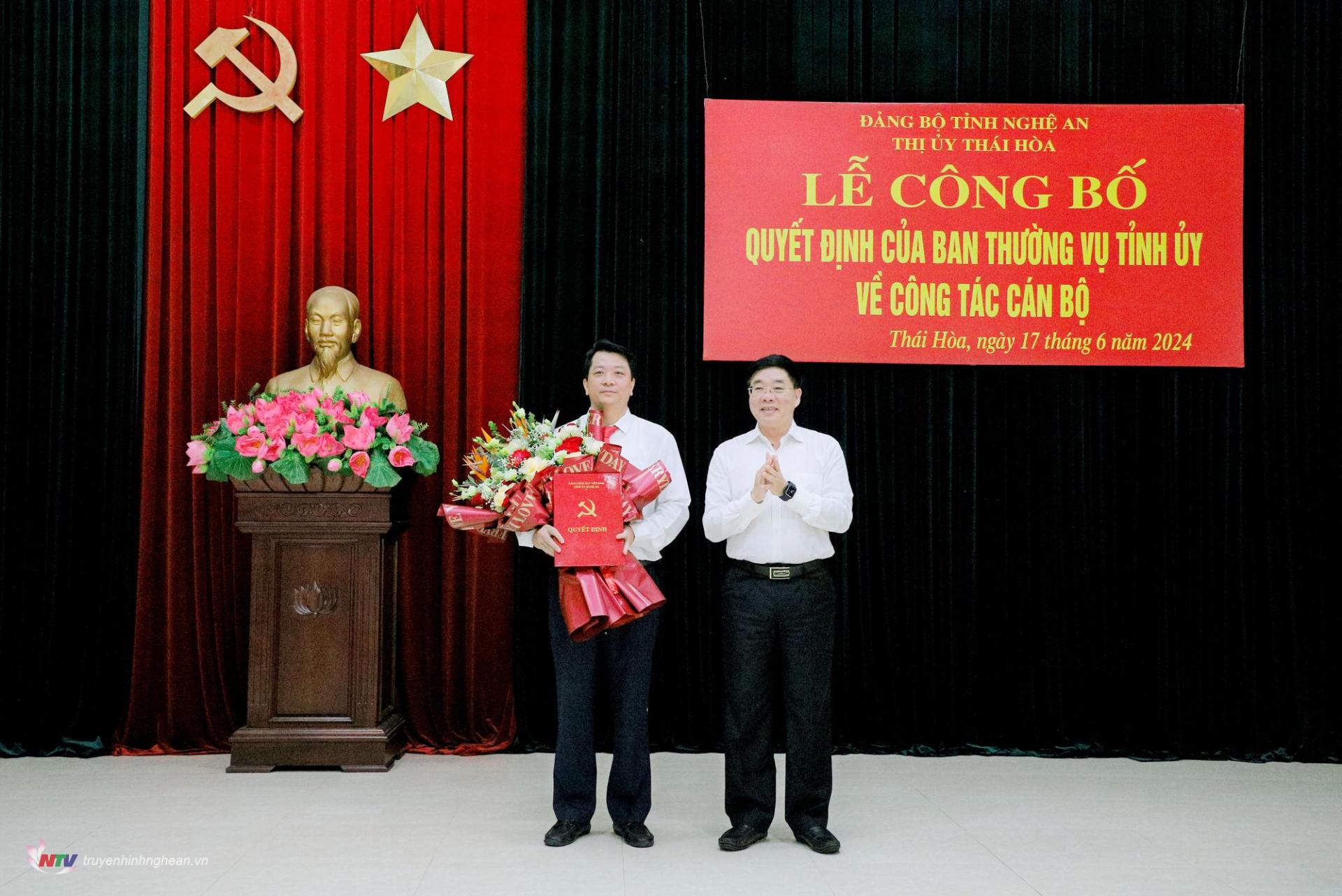 응우옌 반 통(Nguyen Van Thong) 지방당위원회 상임부서기가 타이 호아 타운 당위원회의 신임 서기에게 축하의 결정과 꽃을 전달했습니다.