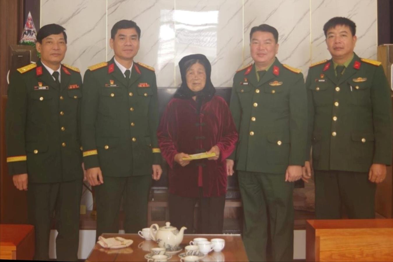 Une délégation de la Région militaire 3 a rendu visite à Dinh Thi Be, mère héroïque vietnamienne, et lui a offert des cadeaux