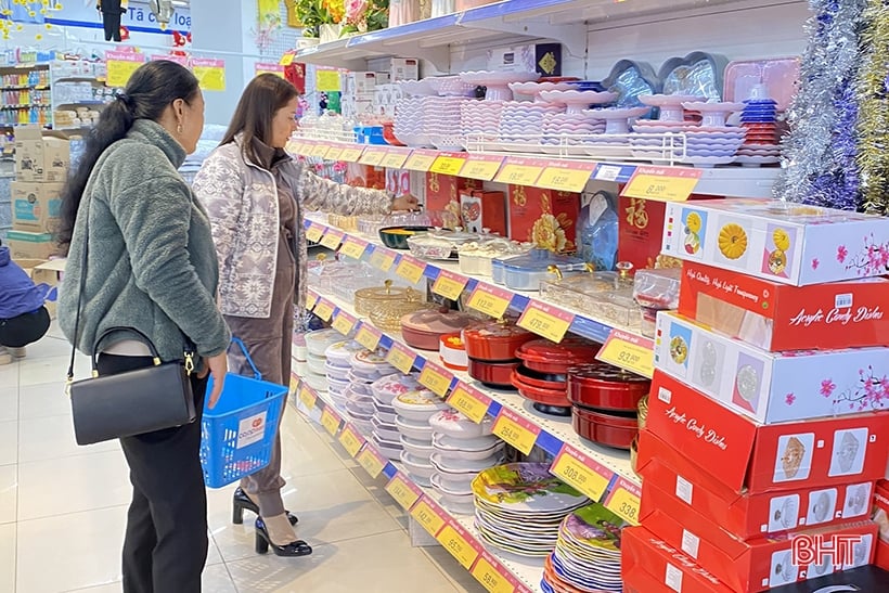 Los lugares de compras y entretenimiento en la ciudad de Ha Tinh están llenos de actividad durante las vacaciones de Año Nuevo.