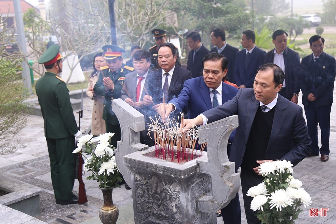 Ha Tinh leaders offer incense at red addresses on the occasion of the 94th anniversary of the Party's founding