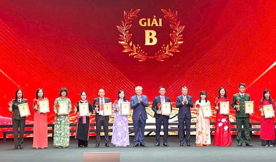 El jefe del Comité Organizador Central, Le Minh Hung, y el viceprimer ministro permanente, Nguyen Hoa Binh, entregaron el Premio B a los autores y grupos de autores ganadores.