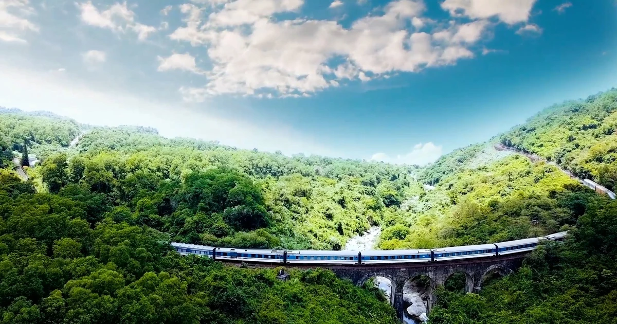 Bahnreisen zeigen die bezaubernde und neuartige Schönheit Vietnams