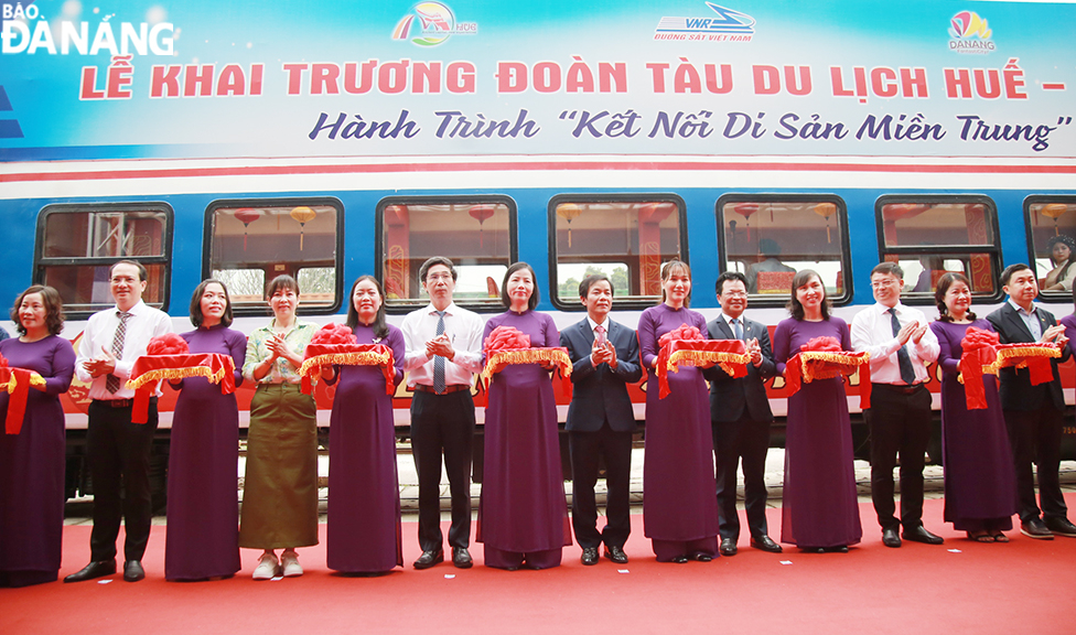 Leaders of the two localities and the railway industry took a photo with the train crew. Photo: CHIEN THANG