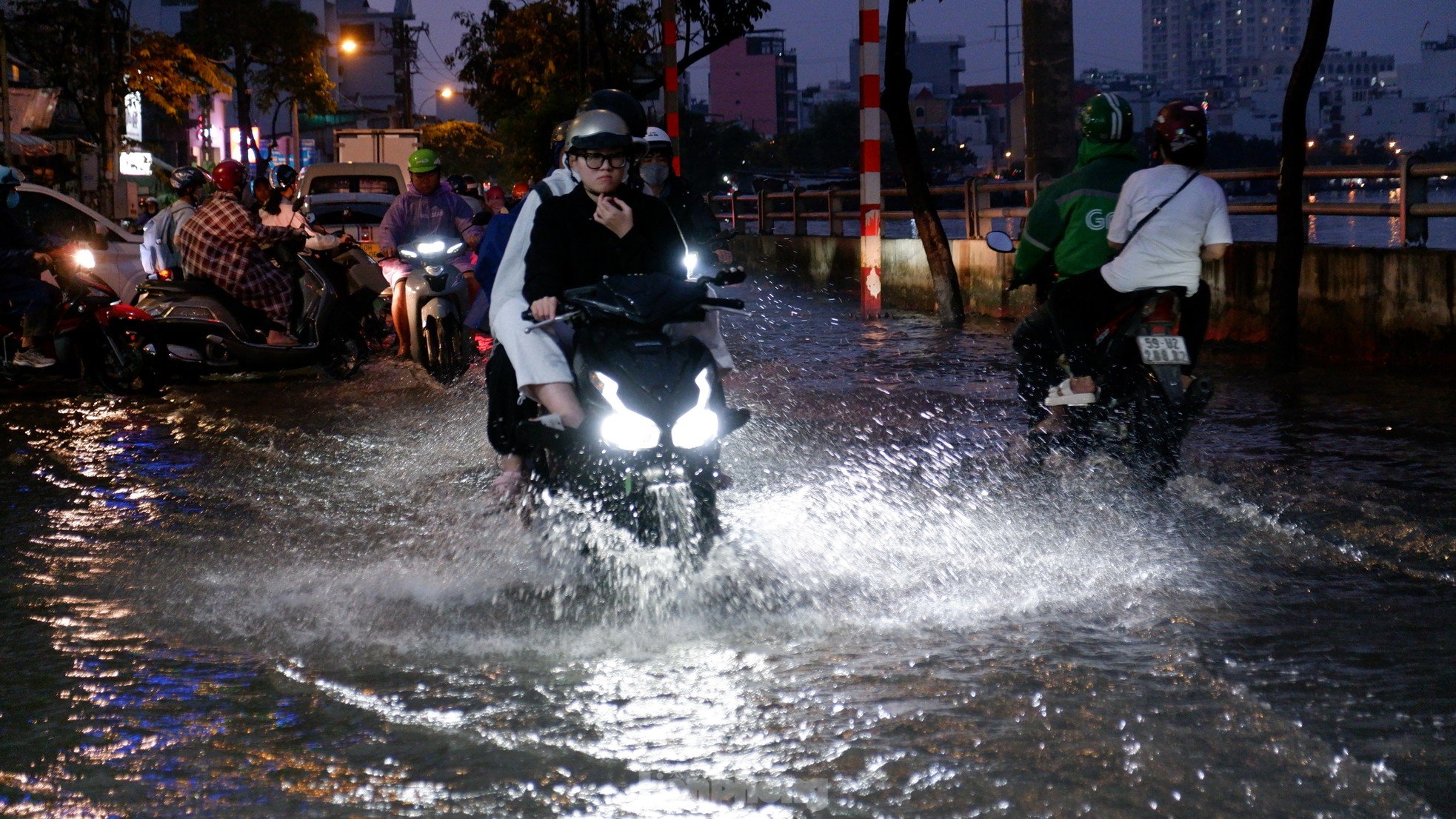 Embouteillages et routes inondées à Ho Chi Minh-Ville après des pluies inhabituelles combinées à une marée haute le 15e jour du 12e mois lunaire, photo 7