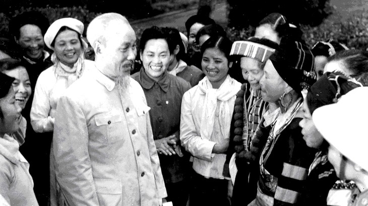 Onkel Ho mit ethnischen Menschen. Foto: Dokument