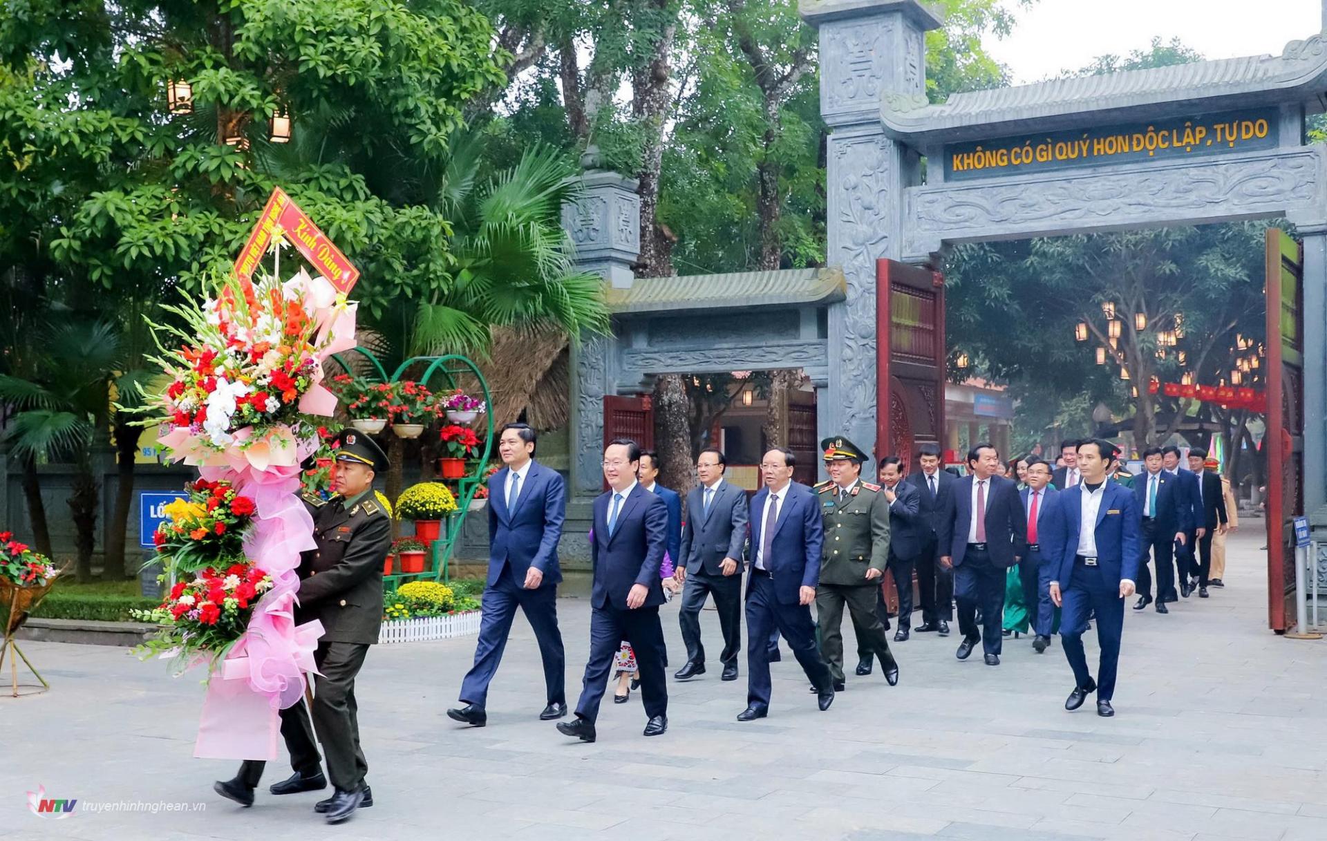 Eine Delegation des Provinzparteikomitees, des Volksrats, des Volkskomitees und des Komitees der Vietnamesischen Vaterländischen Front der Provinz Nghe An legte an der nationalen Gedenkstätte Kim Lien (Nam Dan) Blumen nieder.