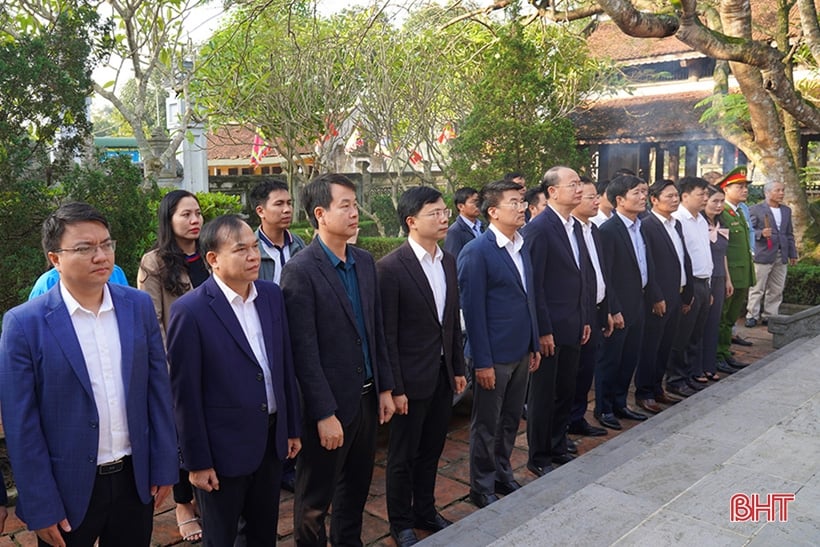 Ofrenda de incienso en memoria del general Nguyen Cong Tru de Uy Vien