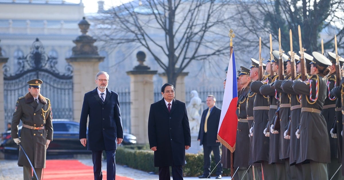 Tschechischer Premierminister leitet feierliche Begrüßungszeremonie für Premierminister Pham Minh Chinh