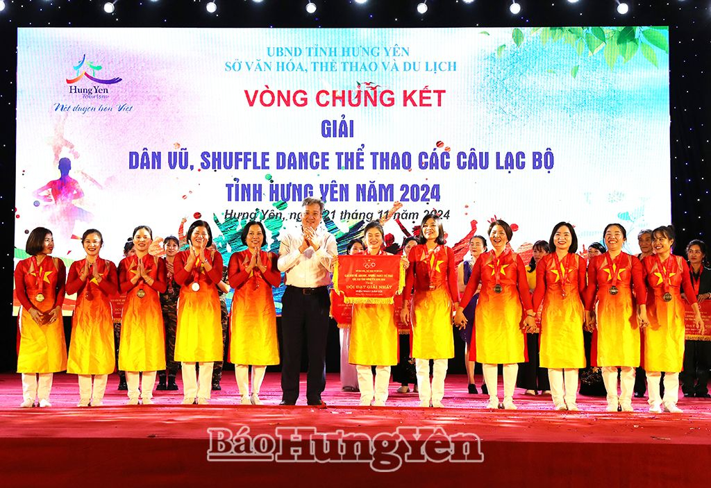 Le comité d'organisation a décerné le premier prix au 19/5 Kindergarten Club (Hung Yen City) dans la catégorie danse folklorique.