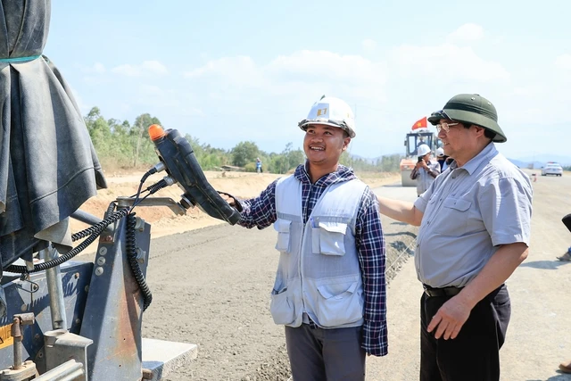 Thủ tướng biểu dương Ban Quản lý dự án, các nhà thầu đã chủ động, tích cực triển khai dự án, ngày càng có thêm kinh nghiệm từ các dự án trước. Ảnh: VGP/Nhật Bắc