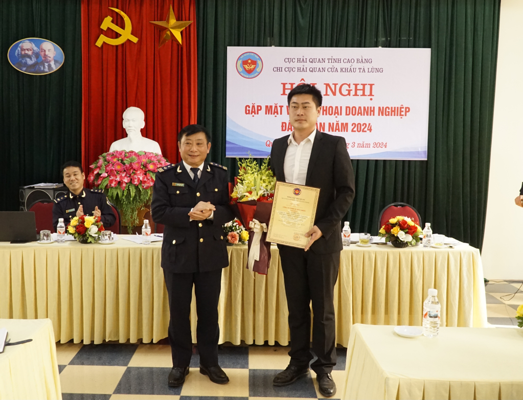 Los líderes del Departamento Provincial de Aduanas otorgaron el certificado de membresía del programa piloto a Green Cao Bang Battery Company Limited.