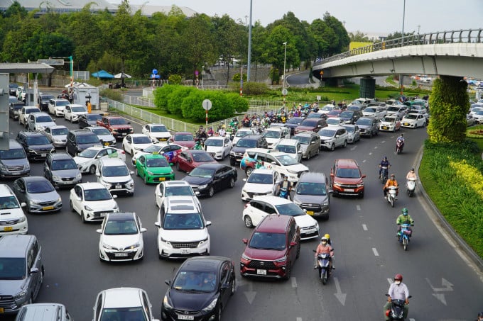 Vehicles at Tan Son Nhat airport on the afternoon of the 28th of Tet Quy Mao 2023. Photo: Gia Minh