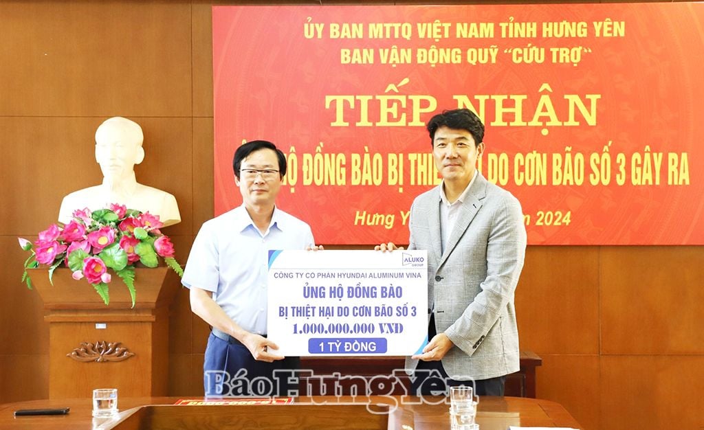 Der Vorsitzende des Komitees der Vietnamesischen Vaterländischen Front der Provinz, Nguyen Bat Khanh, nahm Spenden für die vom Sturm Nr. 3 betroffenen Menschen entgegen.