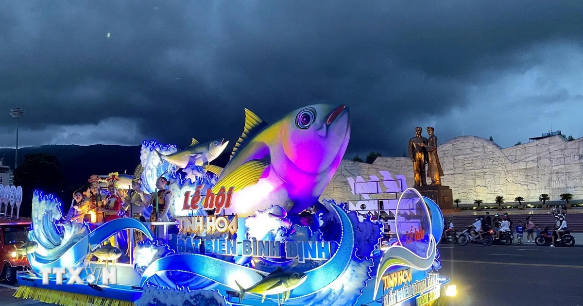 Spannendes Straßenfest mit dem Motto „Binh Dinh begrüßt den Sommer“