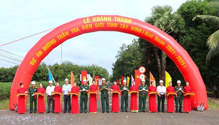 Cắt băng khánh thành dự án đường Tuần tra biên giới Tây Ninh (giai đoạn 2021-2025) đoạn qua huyện Tân Châu. (Ảnh: Vạn Tâm)