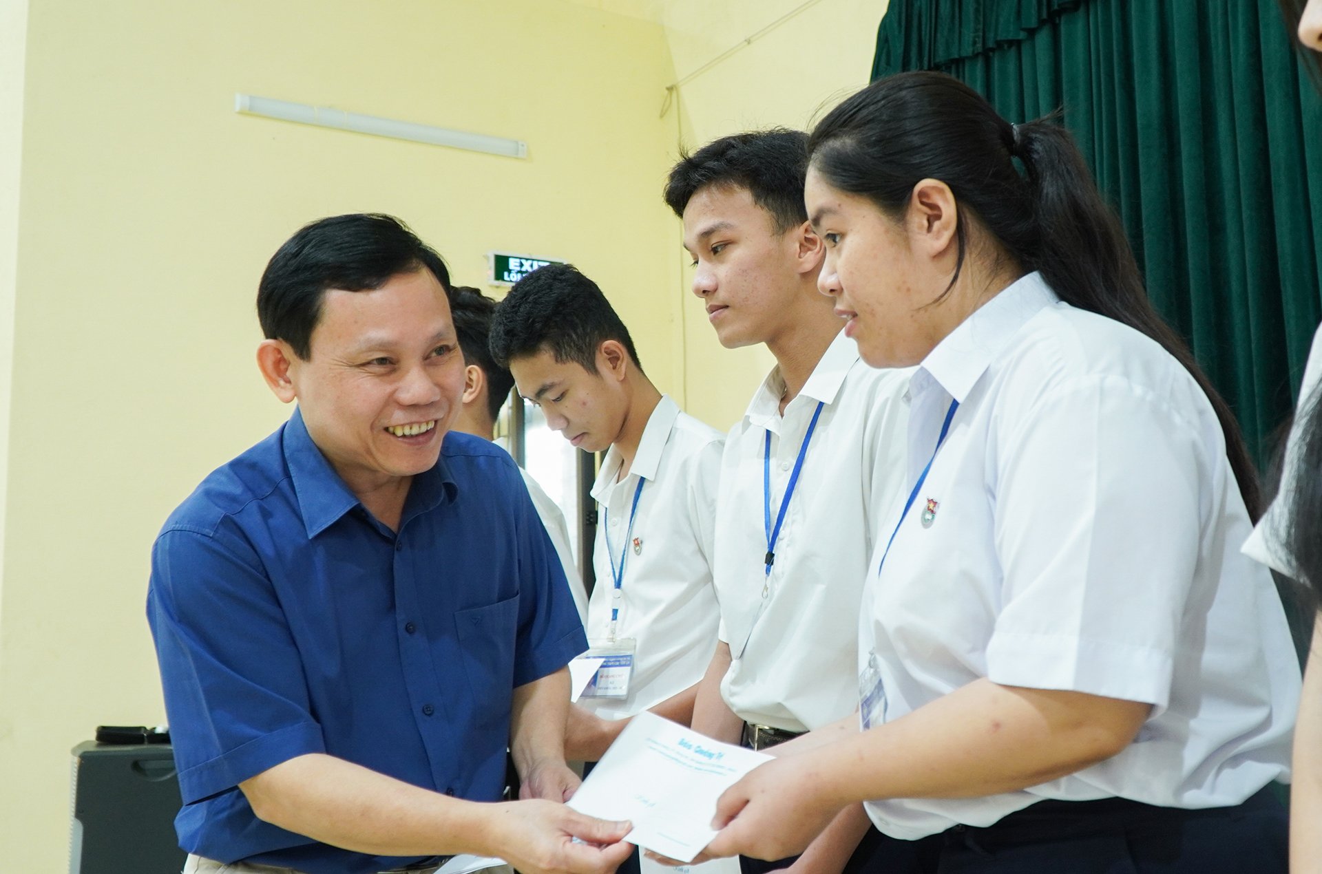 Thien Tam Fund - Quang Tri Newspaper: Awarding 130 scholarships to poor students overcoming difficulties at Chu Van An High School