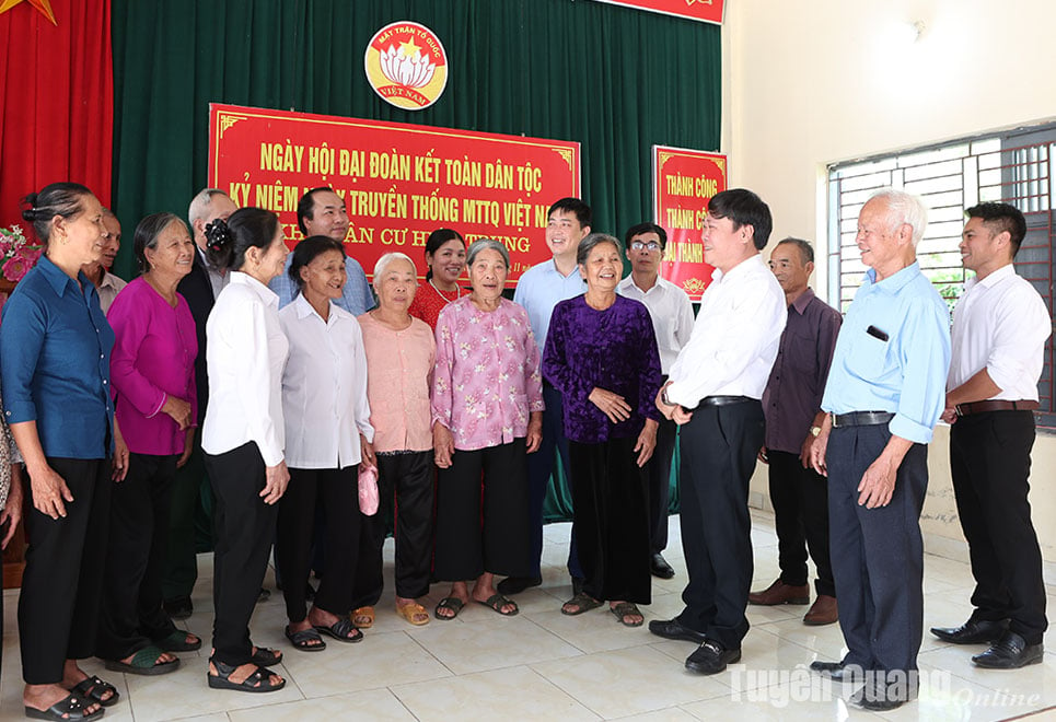 Tổng Biên tập Báo Tuyên Quang Mai Đức Thông dự Ngày hội Đại đoàn kết toàn dân tộc tại xã Đại Phú