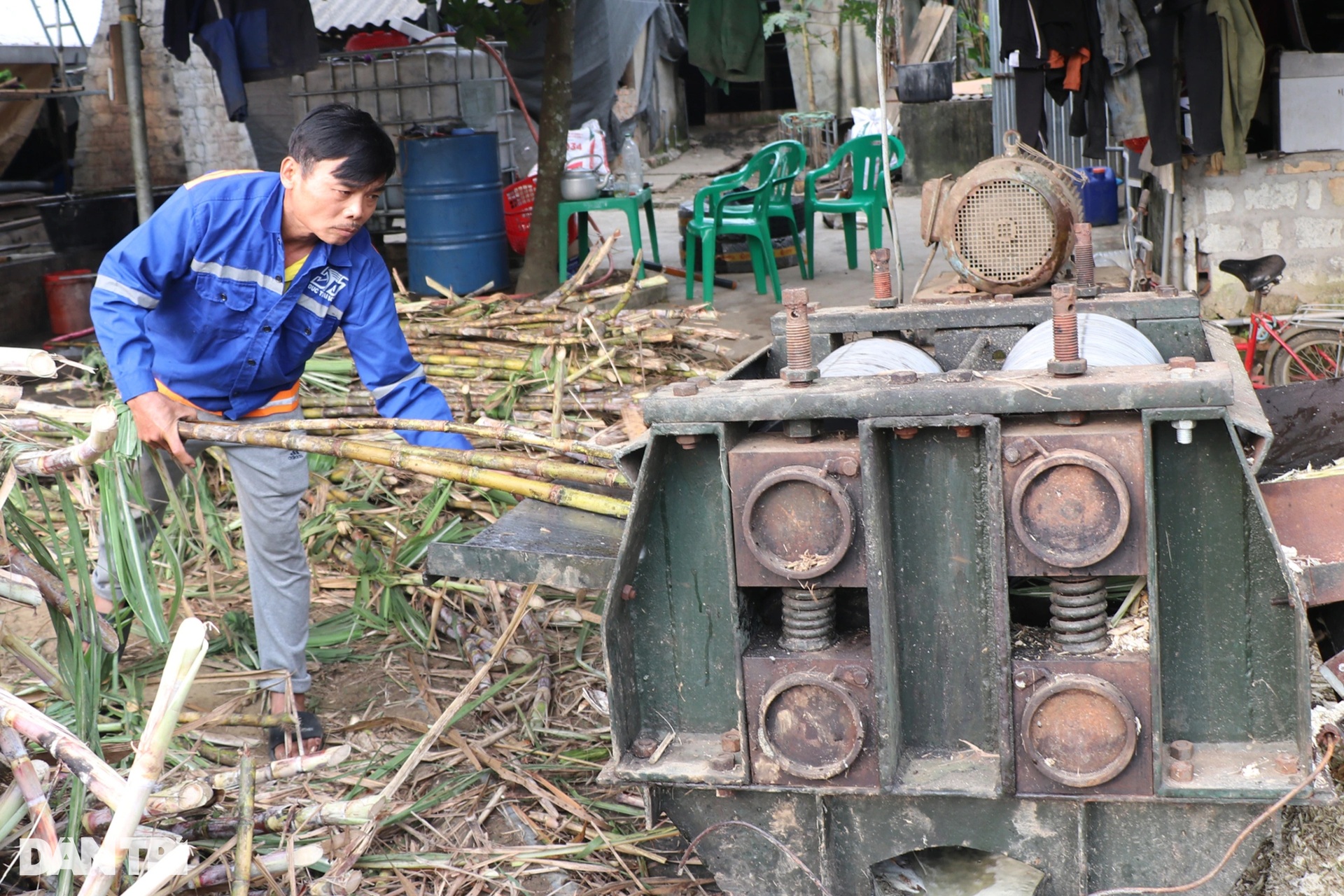 Đổ mồ hôi đứng bếp nấu thứ nước sóng sánh, thơm ngọt gọi Tết - 4