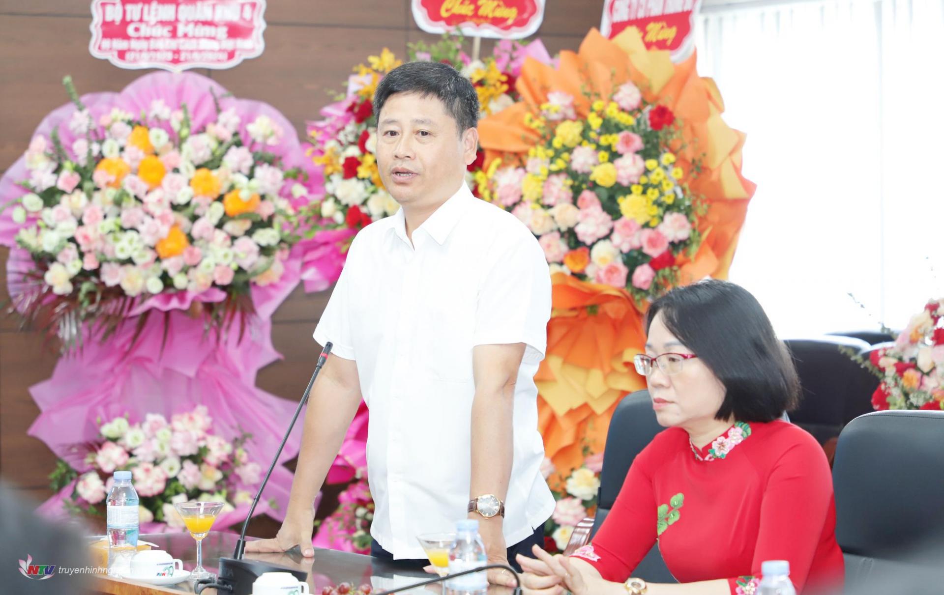 El camarada Tran Minh Ngoc, director de la estación de radio y televisión Nghe An, presidente de la Asociación Provincial de Periodistas, habló para recibir las instrucciones de los líderes provinciales.