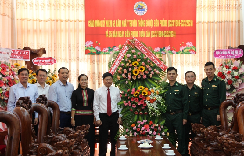 Standing Committee of Dak Lak Provincial Party Committee visited and congratulated the Provincial Border Guard Command