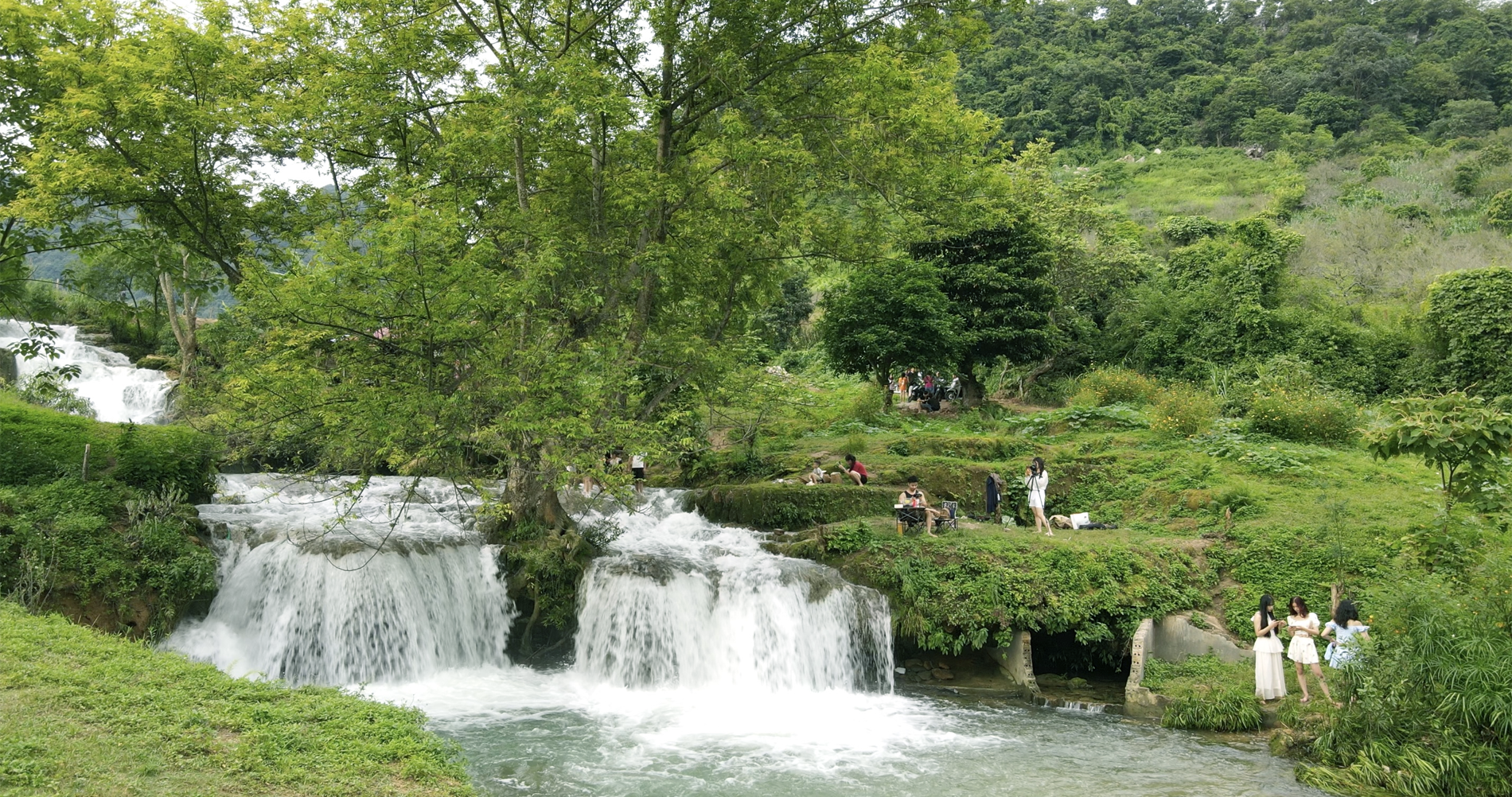 モクチャウの町の真ん中に隠れた自然の小川。訪問者は料金を払うことなく自由に遊ぶことができます。