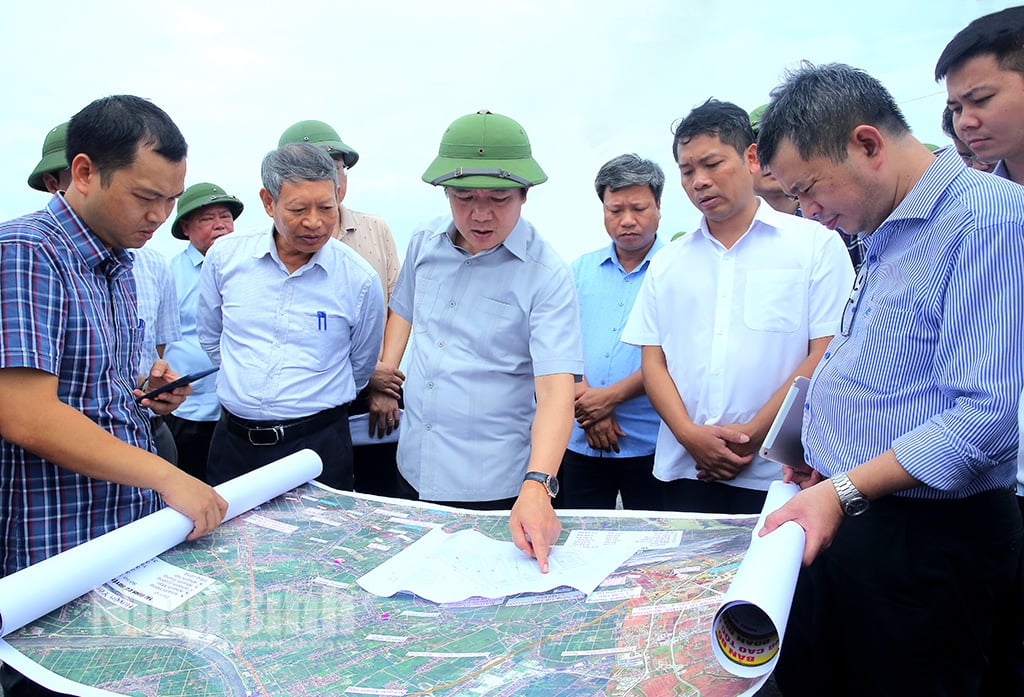 El presidente del Comité Popular Provincial inspeccionó el trabajo de preparación de inversión del proyecto de la autopista Ninh Binh-Hai Phong.