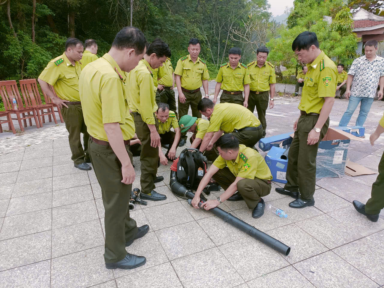 Tập huấn sử dụng phương tiện, dụng cụ chữa cháy rừng