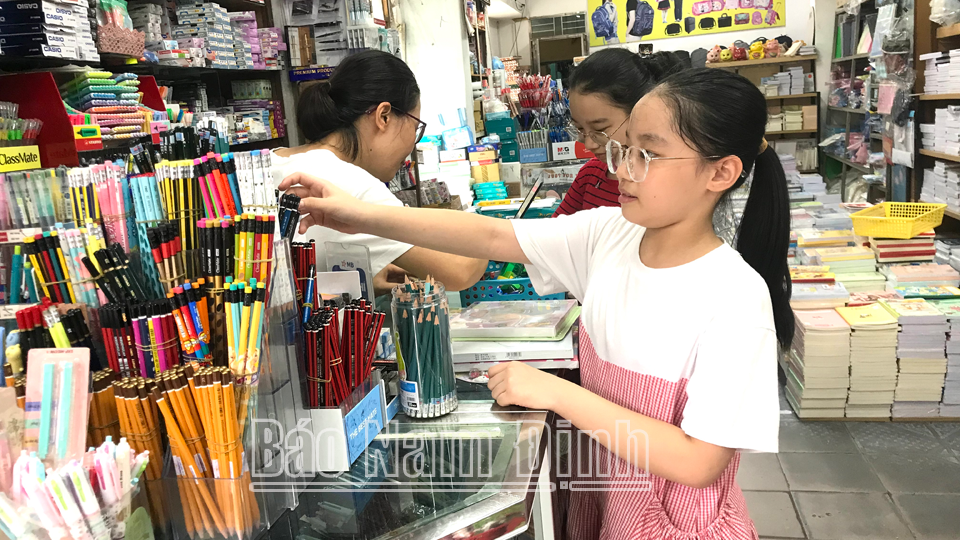 Students choose to buy school supplies at the People's Bookstore in Nam Dinh city.