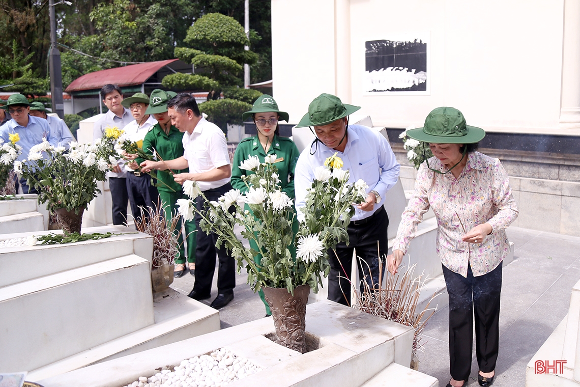 สมาชิกเลขาธิการ Truong Thi Mai นำธูปไปจุดตามที่อยู่สีแดงและมอบของขวัญให้กับผู้คนในหมู่บ้านห่าติ๋ญ