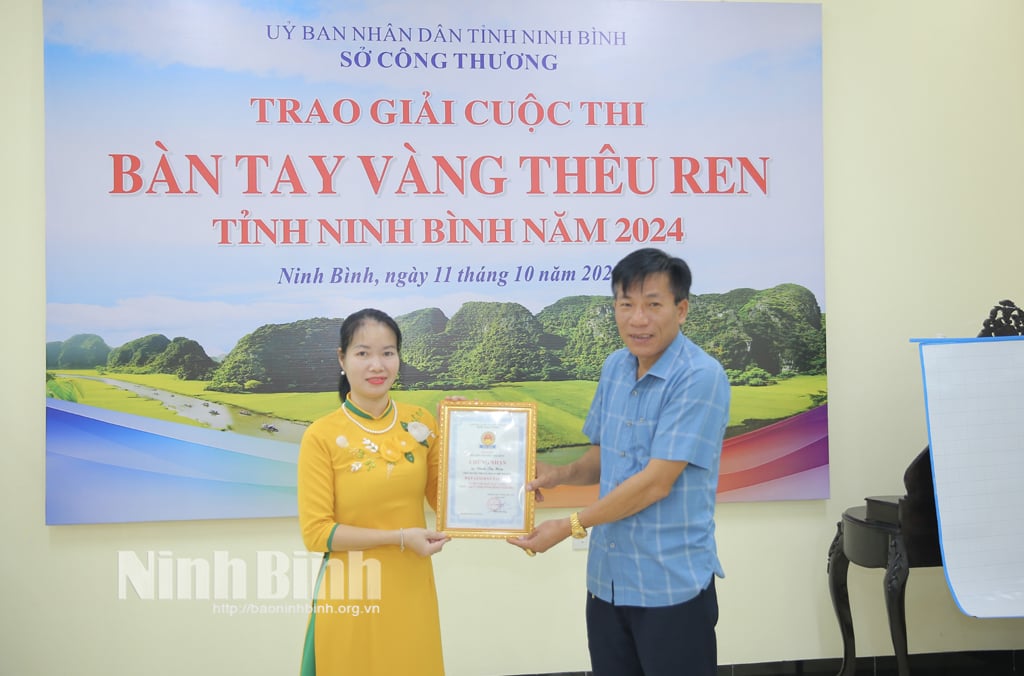 Trao giải cuộc thi Bàn tay vàng thêu ren Ninh Bình