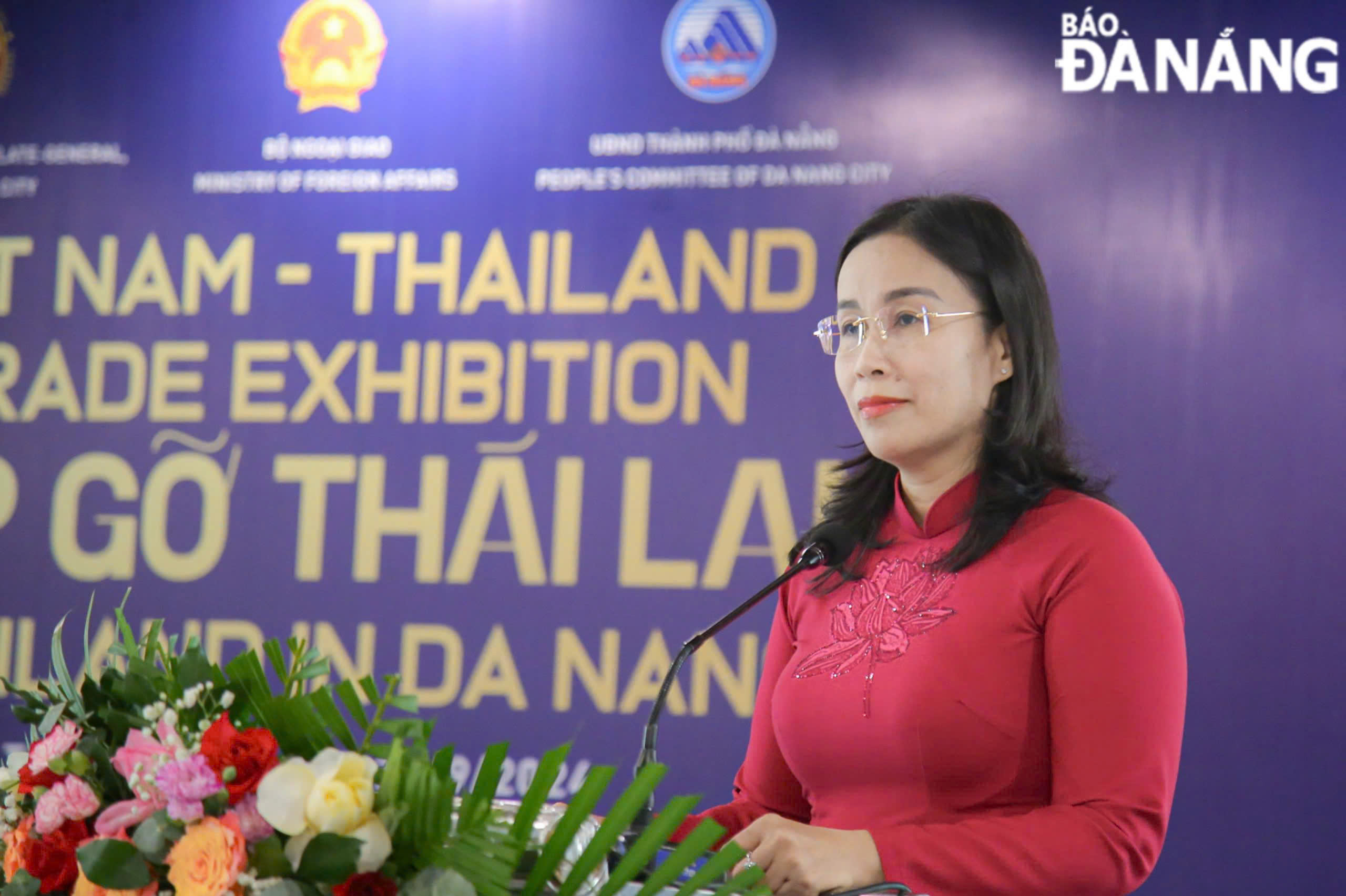 นางสาวเหงียน ถิ อันห์ ถิ รองประธานคณะกรรมการประชาชนเมือง กล่าวเปิดบูธแสดงสินค้าเวียดนาม-ไทย