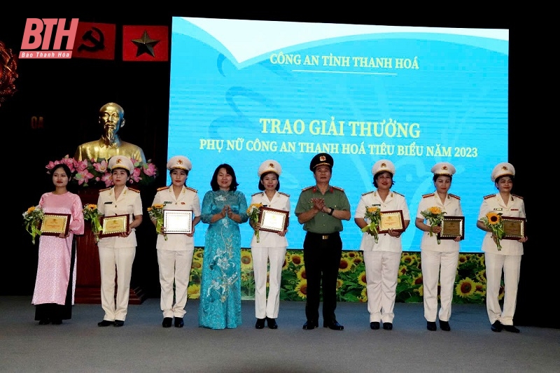 Gặp mặt, trao giải thưởng phụ nữ và gương mặt trẻ Công an tiêu biểu