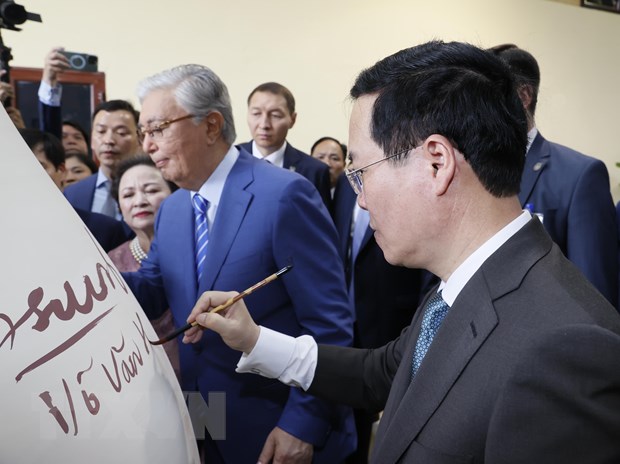 President Vo Van Thuong and President of Kazakhstan Kassym-Jomart signed a souvenir on a Chu Dau ceramic vase. (Photo: Thong Nhat/VNA)