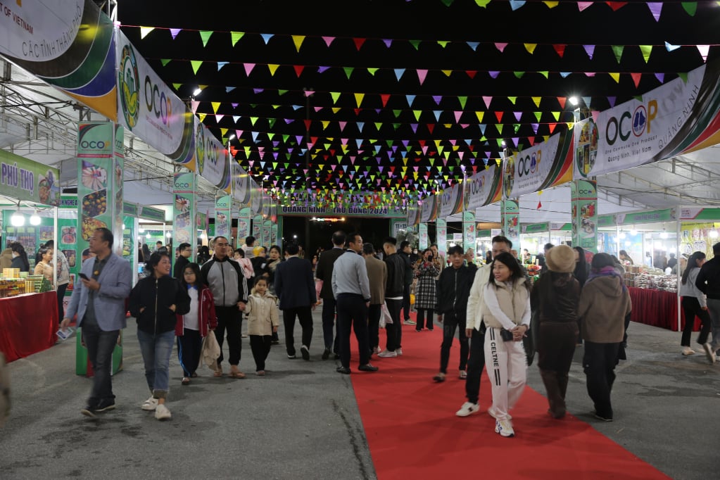 La gente y los turistas vienen a visitar y comprar a la Feria OCOP de Quang Ninh - Otoño-Invierno 2024, que se celebra en la ciudad de Mong Cai.
