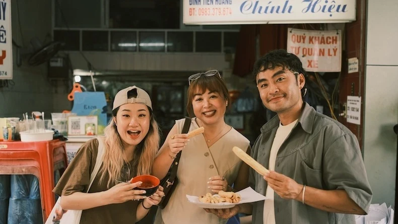 Vu Thi Thai An (au milieu), une entrepreneure à 9 reprises qui a fondé la plateforme technologique de voyage Tubudd.